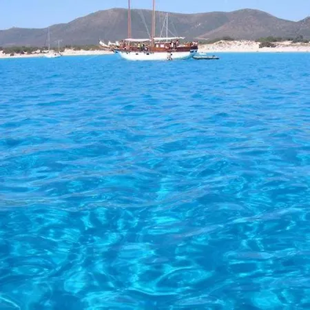 Boat Breakfast Sardegna ספינת מלון קליארי
