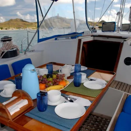 Boat Breakfast Sardegna ספינת מלון *